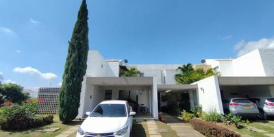 Se vende casa en el condominio Samanes del castillo. El primer piso cuenta con sala, comedor, terraza, zona social con piscina, zona BBQ, cocina integral, sala de star con baño, bodega, armario de linos, zona de lavado, zona de oficio grande, cuarto de empleada con baño, garaje para 4 carros, en el segundo piso cuenta con sala de tv, 3 habitaciones grandes todas con aire acondicionado y cada una con baño privado, la principal tiene vestier y terraza grande. El condominio cuenta con Jacuzzi, turco, piscinas, gimnasio, salón social, juegos infantiles y seguridad privada 24 horas dentro y fuera del condominio. Precio de venta 850.000.000 negociables, interesados comunicarse al 3168336616 con Lizeth Arcos.