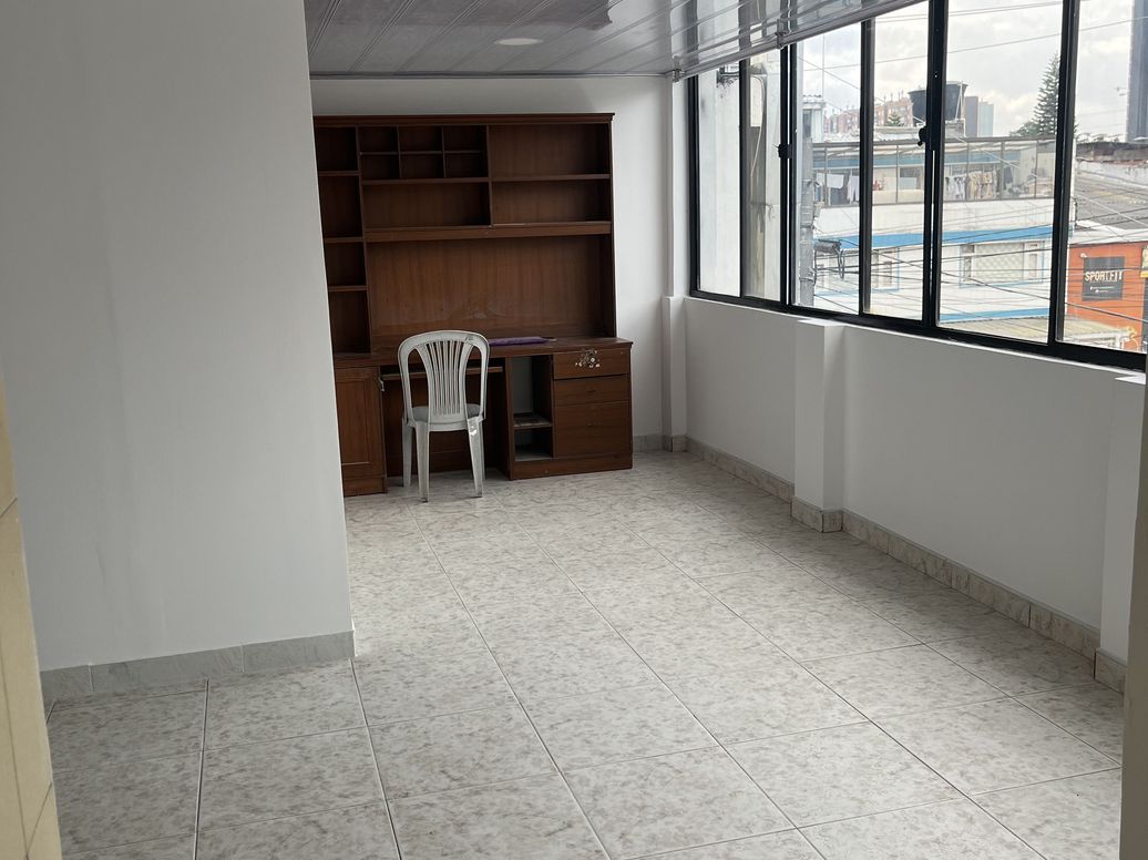 Casa de 6 alcobas en venta en Comuneros, Bogotá, 480 m² · foto 9 de 11