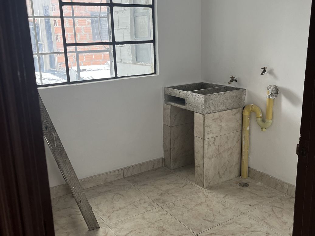 Casa de 6 alcobas en venta en Comuneros, Bogotá, 480 m² · foto 7 de 11
