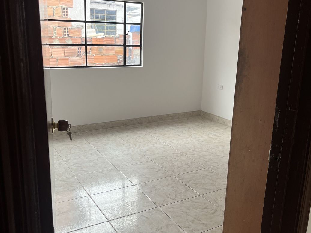 Casa de 6 alcobas en venta en Comuneros, Bogotá, 480 m² · foto 2 de 11