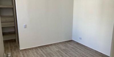 Execelente apto ubicado en  nuevo corredor universitario donde se desarrolla el municipio de Puerto Colombia.De ambiente fresco luz natural durante el día con espacios amplios dedicado para la familia. Cuenta con concina integral con mesón en granito pulido gabinetes inferiores, sala comedor, baños amplios, hall de alcoba área, de labores. El conjunto ofrece piscina, gimnasio, salón social, parque infantil, amplias zonas verde