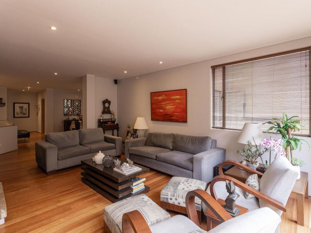 Apartamento de 3 alcobas en venta en Los Rosales, Bogotá, 190 m² · foto 2 de 20