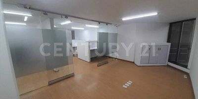 Te ofrecemos esta espaciosa, cómoda  e iluminada oficina en arriendo, en el chico ubicada sobre la Calle 95, lugar privilegiado, cerca a la Cámara de Comercio, bancos y centro Comercial de la 93. Excelentes vías de acceso. Esta oficina cuenta con 4 oficinas independientes, sala de reuniones para 12 personas, cubículo de recepción y módulos para otros tres puestos de trabajo independientes. Cocineta y baño. Circuito cerrado de TV. Dos amplios parqueaderos cubiertos e independientes.

El edificio cuenta con batería de baños en cada piso, salón de reuniones, terraza para eventos, zona de comedor y cocineta. 
No pierdas la oportunidad de encontrar todas estas ventajas para poner en marcha tu negocio de manera profesional en exclusivo sector de Bogotá!
