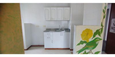 Amplio apartamento eb el Barrio los Angeles cerca al colegio Maria Auxiliadora en un edificio con Porteria las 24 horas. Cuenta con tres alcobas una de estas con closet, dos baños enchapados, sala comedor amplia, balcon, cocina sencilla con red de gas, zona de ropas con lavadero y conexión para lavadora, excelente iluminacion y ventilacion, vista al sector, ademas el edificio cuenta con ascensor, cancha, parque infantil, salon social, parqueadero de visitantes y terraza. COD 8980
