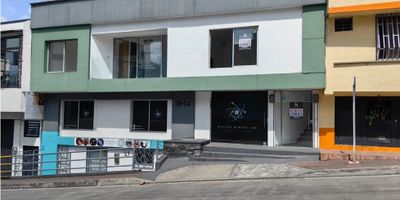 Local comercial ubicado en 2do piso de edificio comercial, a 1 cuadra del parque La Rebeca.  Esta Megapropiedad de 85 m2 cuenta con amplio salón, balcon, 2 oficinas y una zona de aseo.
