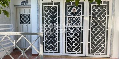 CASA LOCAL QUE CONSTA DE: ANTEJARDIN, SALA, GARAJE, COMEDOR, DOS BAÑOS SOCIALES, COCINA TRADICIONAL CON EXTRACTOR, DOS PATIOS DE LUZ, UNA HABITACION CON CLOSET Y BAÑO COMPLETO, UNA SEGUNDA HABITACION CON CLOSET Y PATIO DE ROPA. AREA 134.22 M2 APROX.