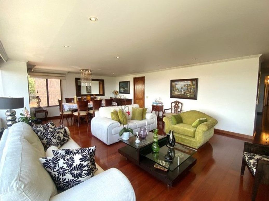 Apartamento de 3 alcobas en venta en El Refugio, Bogotá, 172 m² · foto 2 de 20
