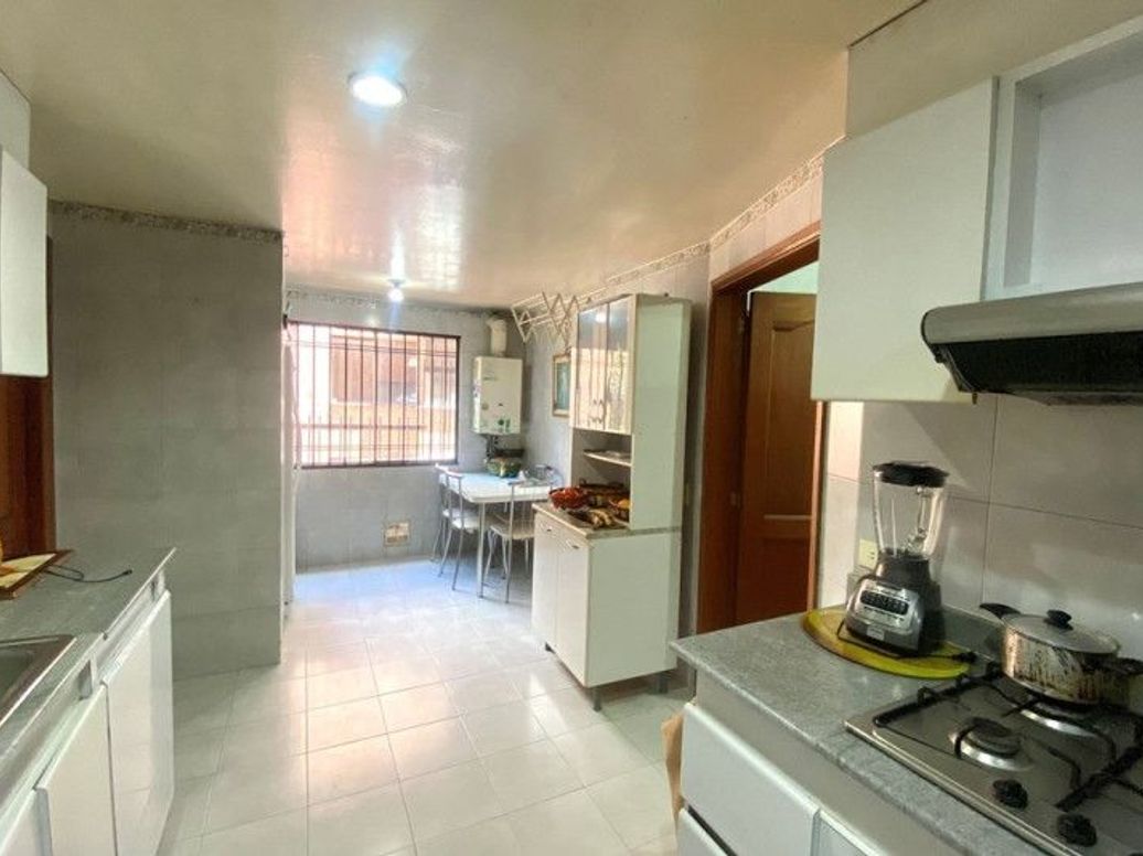 Apartamento de 3 alcobas en venta en El Refugio, Bogotá, 172 m² · foto 13 de 20