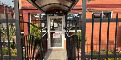 Codigo 18256. Se vende casa cerca de la cadena de supermercados el  Metro, en el conjunto residencial portal del Porvenir etapa 1, ubicada a dos cuadras de la av. Guayacanes, con buen transporte, la casa es de tres niveles consta de: dos habitaciones, espacio de sala comedor, cocina, un baño, cuenta con vigilancia privada las 24hr, zonas verdes, portería, parqueadero comunal . Estrato 2. Agenda tu cita ya. 