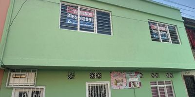 Se Arrienda apartamento en segundo piso, ubicado en el barrio nueva floresta, el cual cuenta con 2 habitaciones, 1 baño, zona de oficios, sala comedor, cocina... no dejes pasar esta gran oportunidad de vivienda, con una gran ubicacion.