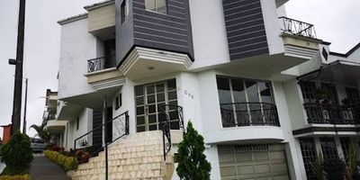 Hermosa casa para la venta en exclusivo sector de Sata Rosa de Cabal cuenta con 5 niveles 5 habitaciones,5 baños ,pisos de mármol, chimenea, Jacuzzi, domos, cuarzo en cocina, parqueo para 3 carros en garaje 4 carros afuera, Excelente cimentaciones, remodelada  por arquitecto, lámparas con luces led y cristales con tres colores Todas las puertas con chapas inteligentes.