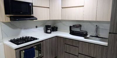 Casa en venta, Itaguí, Ditaires. Con un área construida de 109.7 M2, una ubicación privilegiada, esta propiedad te ofrece una gran oportunidad de establecer tu hogar en una zona en constante crecimiento y desarrollo. Cuenta con 3 acogedoras alcobas, perfectas para el descanso y la privacidad de cada miembro de la familia. Además, cuenta con 2 baños completos, lo que asegura comodidad en todo momento. Además, cuenta con todas las comodidades necesarias, como calentador para los días fríos, amplios clósets para almacenar tus pertenencias y una moderna cocina integral. Podrás encontrar colegios cercanos, contarás con facilidad de transporte público cercano para tus desplazamientos. ¡Contáctanos ahora para agendar una visita y conocer más sobre esta propiedad!