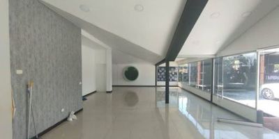 Local para arriendo, con 130 metros cuadrados, dos baños y una cocineta, este local tiene todo lo que buscas para posicionar tu marca de la mejor manera, en un corredor exclusivo en llano grande con zona de alto flujo vehicular y peatonal, En umbral tenemos las mejores opciones para ti.