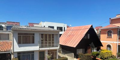 Codigo 18250. Venta de lote con dos casas, sin propiedad horizontal, ubicado en el Conjunto Residencial Quinta Mercedes, Chía. La casa principal, construida en 1990 (primer piso) y 2001 (segundo piso), tiene un área de 102m² distribuidos en dos niveles, con 3 habitaciones, 3 baños, cocina independiente, sala comedor, piso en cerámica, zona de lavandería y parqueadero. La cabaña, construida en 1989, tiene 72m², 2 habitaciones, 1 baño, sala comedor, cocina independiente y piso en madera. El conjunto ofrece citófono, parqueadero para visitantes y zonas verdes. Excelente ubicación, cerca de centros comerciales, restaurantes, parques, transporte público y en una zona residencial. Se aceptan permutas ¡Una oportunidad única!