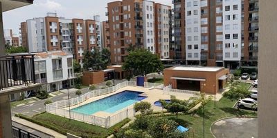 Excelente oportunidad de adquirir un moderno y cómodo apartamento en el 4to piso, con un área de 82.49 m². Este inmueble cuenta con 3 amplias habitaciones  con closet, principal con baño privado, práctico estudio, ideal para home office, y un baño para las habitaciones.

El apartamento ofrece una espaciosa sala-comedor con un balcón tipo terraza, que brinda una hermosa vista exterior, proporcionando un ambiente fresco y luminoso. La cocina integral abierta está diseñada con acabados modernos, perfecta para quienes disfrutan de cocinar en un espacio integrado y zona de oficios para mayor comodidad, parqueadero privado para un vehículo en el sótano del edificio.

El conjunto cuenta 124 apartamentos distribuidos en 4 torres de 7, 8 y 10 pisos, con 4 apartamentos por piso y un ascensor por torre. Además, cuenta con 22 casas y 9 locales comerciales; zonas sociales, con piscina para adultos y niños, salón social, juegos infantiles, y amplias áreas verdes y seguridad garantizada.