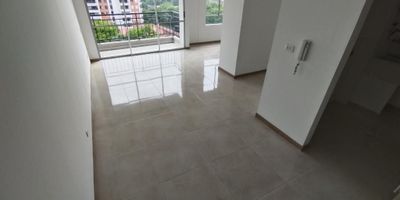 ALQUILER: hermoso Apto. en el barrio Prados del norte piso 7, cuenta con dos habitaciones amplias cada una con closet, la  principal con baño, otro baño completo, sala,  comedor, amplio  balcón, cocina  integral, zona de oficios, calentador a gas, ascensor. El Conjunto cuenta con , piscina para adultos y niños, salón social, cancha múltiple, parqueadero propio, seguridad 24/7. Sector tranquilo, familiar, acogedor y muy central. INFO:  3112405041 JOHN JAIRO MONTOYA