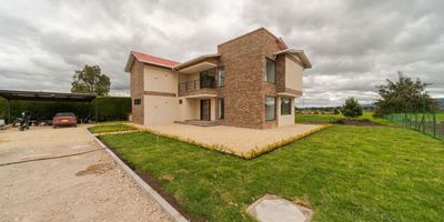 Espectacular casa para estrenar en parcelación de Cota completamente privada. La casa cuenta con una excelente zona social con cocina abierta, terrazas y chimenea para estrenar con muy buenos acabados y de la mejor calidad. Adicionalmente cuenta con ocho paneles solares para una eficiencia diurna en la casa y en las noches los reflectores. 
Todas las cubiertas de la casa recogen agua lluvia las cuales son dirigidas a un pozo séptico el cual se utiliza para zonas de jardín. Construcción tradicional columnas  en concreto y mampostería tradicional. La casa cuenta con amplio lote de 2.100 metros.