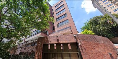 En el corazón de la ciudad, se encuentra este imponente APARTAMENTO de 240 metros cuadrados. Con 3 habitaciones y 4 baños, ofrece un espacio amplio y confortable para toda la familia. Además, cuenta con 2 parqueaderos para tu comodidad. Su diseño moderno y elegante, junto con sus acabados de alta calidad, crean un ambiente sofisticado y acogedor. Disfruta de vistas panorámicas y una ubicación privilegiada que te conecta con todo lo que necesitas. Vive la experiencia de lujo y exclusividad en este excepcional inmueble.