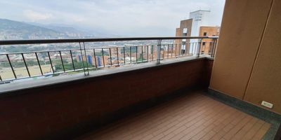 Piso 20, bonita vista, cerca centros comerciales, supermercados, bancos, zona residencial, transporte a metro, unidad completa, 72 metros, salón comedor, 2 alcobas, alcoba con baño, closets, vestier, cocina integral, 2 balcones, garaje sencillo, cuarto útil, portería 24 horas, calentador
$ 3.700.000