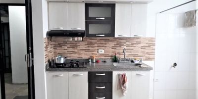 Hermoso y agradable apartaestudio, ubicado en tranquilo sector residencial de la ciudad, con muy buen servicio de transporte público, cuenta con 1 alcoba con closet, sala comedor, cocina integral, 1 baño, pisos en cerámica y zona de ropas.

Código inmo: 10473. Manizales, caldas. 
