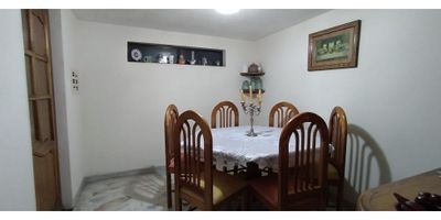 ¡Oportunidad de inversión! Casa con renta de 4 niveles en muy buen barrio de la ciudad, con amplios espacios y buenos terminados.
 

La vivienda principal consta de: Cuatro (4) alcobas con closet, sala comedor independiente, cocina integral, dos (2) baños, pisos en retal de mármol y tapete, patio + parqueadero cubierto para dos vehiculos. 

Renta 1: Apartamento de dos (2) alcobas con closet,sala, cocina semintegral, un (1) baño, pisos en cerámica, zona de ropas.

Renta 2: Apartaestudio de una alcoba con closet, cocina sencilla, un (1) baño y zona de ropas.
 

Renta 3: Apartaestudio de un solo ambiente con closet, cocina sencilla, un (1) baño y zona de ropas. 

Código inmo: 11646 Manizales, Caldas 
