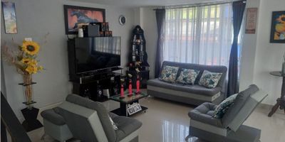 La Fontana Propiedad Raíz tiene para ti esta hermosa casa con renta en Villamaría, muy amplia y con ventilación natural. Consta de: 4 alcobas, balcón, sala comedor, cocina integral, 2 baños (1 de ellos con hidromasajes), pisos en cerámica, madera laminada y patio.

Renta: 2 alcobas, sala comedor, cocina semintegral, 1 baño, pisos en cerámica y patio. 

Código inmo: 11407 Villamaría, Caldas
