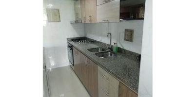 Apartamento muy bien ubicado en excelente barrio de la ciudad con una agradable vista. Consta de: Tres (3) alcobas, seis (6) closet (2 en cada habitación), sala comedor, balcón en la sala, estudio, cocina integral, dos (2) baños, pisos en cerámica y porcelanato + terraza interna.

Código inmo: 11544 Manizales, Caldas 
