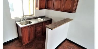 Venta de espaciosa casa con muy buena ubicación en sector tranquilo. 

Consta de: tres (3) alcobas, sala comedor, cocina sencilla con gabinetes, dos (2) baños, pisos en cerámica y 2 patios.

Código inmo: 12311 Manizales, Caldas
