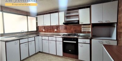 En un barrio residencial de la ciudad tenemos para ti esta amplia casa con muy buena iluminación natural, en la que podrás disfrutar de tranquilidad y comodidad. Consta de: cuatro (4) alcobas con closet, sala comedor amplia, estudio, biblioteca, cocina integral, dos (2) baños, pisos en madera flotante y cerámica + patio.

Código inmo: 13127 Manizales, Caldas 
