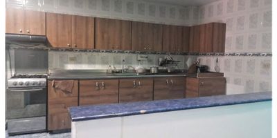En La Fontana Propiedad Raíz encuentras esta amplia casa de 4 niveles ubicado en barrio comercial de la ciudad. Consta de: ocho (8) alcobas, sala comedor, cocina semi-integral amplia, tres (3) baños, pisos en cerámica, terraza y antejardín.

Código inmo: 12599 Manizales, Caldas 
