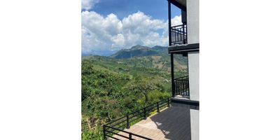 Rodéate de tranquilidad y armonía siendo el nuevo propietario de esta espectacular casa campestre de tres (3) niveles, tres (3) alcobas con closet, sala comedor, cocina integral, dos (2) baños, pisos en cerámica, zona de ropas y parqueadero para cinco (5) vehículos. 

Código inmo: 13431 Manizales, Caldas
