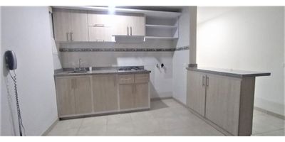 Apartaestudio muy central, en todo el centro de la ciudad de Manizales, cerca de zona comercial, centros comerciales, parqueaderos, entre otros. Consta de: una (1) alcoba con closet, sala comedor, cocina semintegral, un (1) baño, pisos en cerámica y zona de ropas. 

Código inmo: 11456 Manizales, Caldas            
