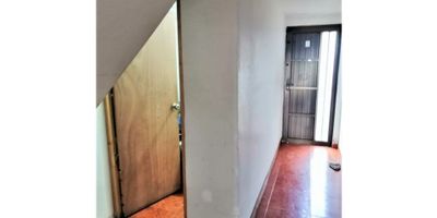 Agradable casa con renta perfecta para inversionista, ubicado en tranquilo sector residencial, con fácil acceso a transporte público, cerca de universidades y zonas sociales. 


 Cuenta con: 7 alcobas, 1 closet, sala comedor, cocina semi-integral, 2 baños, pisos en cerámica y terraza. 
 Renta: apartaestudio de un solo ambiente, cocina sencilla y 1 baño. 


Código inmo: 8148  Manizales, Caldas. 
