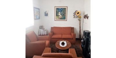 Esta agradable casa ubicada en barrio residencial de la ciudad está disponible para ti. La vivienda principal consta de: cuatro (4) alcobas, dos (2) closet, sala comedor, cocina semi-integral, un (1) baño, pisos en cerámica y patio

renta: cuatro (4) alcobas, sala comedor, cocina semi-integral, un (1) baño, pisos en cerámica y patio

Código inmo: 13114 Manizales, Caldas 
