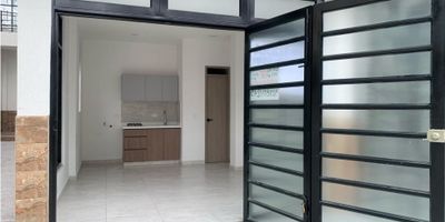 ¡Esta es tu oportunidad de emprender en grande!

Este moderno local comercial de 25 metros cuadrados cuenta con una elegante cocineta y un (1) baño, todo en un espacio nuevo y luminoso. Con su ubicación estratégica y su diseño impecable, este local ofrece el escenario perfecto para hacer realidad tus sueños. ¡No dejes pasar esta oportunidad única para iniciar tu próximo negocio y marcar tu propio camino hacia el éxito!

Código inmo: 14020 Manizales, Caldas.
