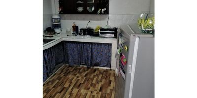 Esta agradable casa de 3 niveles con renta está disponible para ser tuya, ubicada en un sector tranquilo. La vivienda principal consta de: tres (3) alcobas, sala comedor, cocina sencilla, un (1) baño, pisos en cerámica y terraza. 

Renta: dos (2) alcobas, sala comedor, cocina sencilla, un (1) baño y patio. 

Código inmo: 13030 Manizales, Caldas 
