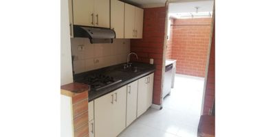 Imagínate poder disfrutar de tranquilidad y seguridad en esta amplia casa ubicada en conjunto cerrado. Consta de 3 niveles, primer piso: sala, comedor, cocina semi-integral, patio de ropas, una alcoba, baño social; segundo piso: tres (3) alcobas, un (1) baño, área de closet; tercer nivel: alcoba principal con baño, una terraza, pisos en madera flotante habitaciones y área social en cerámica.

Código inmo: 14216 Manizales, Caldas 
