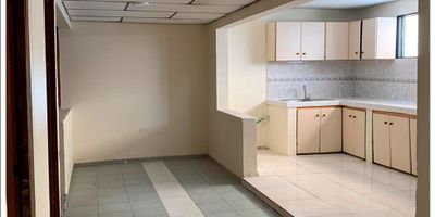 En 193M² podrá disfrutar de tranquilidad y comodidad en esta amplia casa con renta de 4 niveles ubicada a 5 minutos del centro de la ciudad. La vivienda principal consta de: cinco (5) alcobas, dos (2) salas, comedor, cocina semi-integral, tres (3) baños, pisos en cerámica, patio de ropas amplio y terraza cubierta.

Renta: apartaestudio de una (1) alcoba, sala, cocina integral y un (1) baño con ducha.

Código inmo: 14260 Manizales, Caldas 
