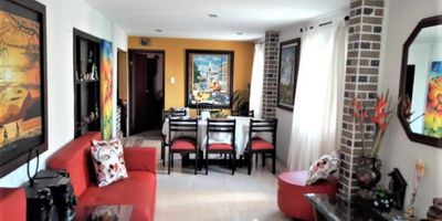 Cómoda y agradable casa de 3 niveles con renta, ideal para inversionista ubicado en tranquilo sector residencial de la ciudad, con buen servicio de transporte público, la casa principal cuenta con 3 alcobas, sala comedor, cocina sencilla, 1 baño, pisos en cerámica y zona de ropas; tiene además dos aptos de 3 alcobas, sala comedor, cocina sencilla, 1 baño y zona de ropas; y un apartamento de 2 alcobas, sala comedor, cocina sencilla, 1 baño, pisos en cerámica y zona de ropas.

Valor de la renta : $1.500.00

Código inmo: 10394. Manizales, caldas. 
