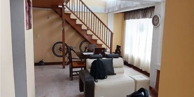 Venta de apartamento dúplex en sector zacatín de: tres (3) alcoba, dos (2) closet, dos (2) baños, sala comedor, cocina integral, pisos en cerámica, zona de ropas, calentador a gas, guardilla, chimenea y cito fono. 

Código inmo: 11977 Manizales, Caldas
