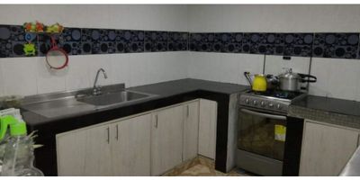 Hermosa casa de 3 niveles con excelentes acabados y vista panorámica. Consta de: tres (3) alcobas, un (1) closet, sala comedor, cocina semi-integral, balcón, dos (2) baños, pisos en cerámica.

Código inmo: 12851 Manizales, Caldas
