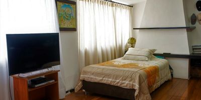 En La Fontana Propiedad Raíz tenemos para ti esta espectacular casa amplia en excelente estado en muy buen barrio de la ciudad, cerca de zona comercial. Consta de: seis (6) alcobas, sala comedor, cocina integral, 1 baño social, baño con tina, 2 baños con ducha, zona de ropas, salón social de 80 metros cuadrados con cavidad para 150 personas + patio. 

Código inmo: 2238 Manizales, Caldas 
