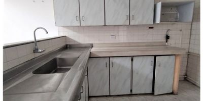 En La Fontana Propiedad Raíz encuentras esta amplia casa con renta de 3 niveles ubicada en excelente barrio de la ciudad.

La vivienda principal consta de: cuatro (4) alcobas con closet, sala comedor, cocina semi-integral, un (1) baño y zona de ropas.

Renta: un apartaestudios de una (1) alcoba, sala pequeña, cocineta, un (1) baño y pisos en cerámica.

Código inmo: 12485 Manizales, Caldas 

