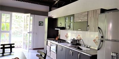 Venta de casa campestre perfecta para fines de semana junto a tu familia, ubicada en un sector de muy buen clima. Consta de: dos (2) alcobas con closet, sala comedor, cocina integral, tres (3) baños, pisos en porcelanato, cuarto útil y terraza.

El conjunto cuenta con árboles frutales de: banano, plano, aguacate, limón, piña, mandarina, zapote y zonas verdes amplias.

Código inmo: 10078 Manizales, Caldas 

