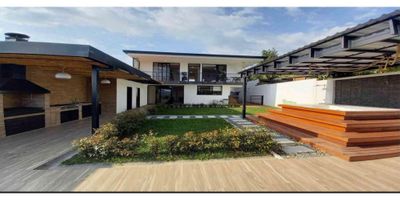 Espectacular casa campestre ubicada en sector residencial donde podrás disfrutar de una hermosa vista rodeada de naturaleza y lo mejor es su cercanía con toda la ciudad. Consta de: tres (3) alcobas con closet, sala comedor, dos (2) balcones, cocina integral, tres (3) baños, pisos en cerámica, zona de ropas, zona bqq, cancha de micro, zonas verdes, puerta eléctrica y jacuzzi. 

Código inmo: 13459 Manizales, Caldas 
