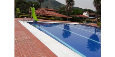 Espectacular casa campestre rodeada de naturaleza y amplias zonas verdes donde podrás disfrutar de buenos momentos junto a tu familia. Consta de: cuatro (4) alcobas, sala comedor, cocina sencilla, dos (2) baños + piscina privada.
 
Adicional cuenta con: 3 palos de aguacates, 2 palos de zapotes, naranja mediana y agua de acueducto.

Código inmo: 6567 Manizales, Caldas  
