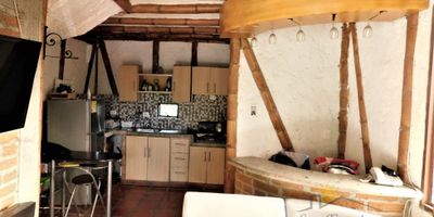 Venta de hermosa casa campestre de descanso con 3 viviendas totalmente independientes, en zona de alta proyección y valorización, consta de:

Vivienda principal de: tres (3) alcobas, sala comedor, estudio, bar,  cocina semi-integral, dos (2) baños, pisos en cerámica, bodega, zona de ropas y corredor.

Apartamento 1: tres (3) alcobas con closet, sala comedor, cocina semi-inetgral, un (1) baño, pisos en cerámica y zona de ropas.

Apartamento 2: un apartaestudio de una (1) alcoba, sala comedor, cocina semi-integral, un (1) baño con tina y zona de ropas.  

Código inmo: 12910 Manizales, Caldas 
