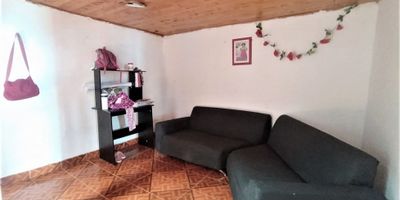 Vendemos casa de 3 niveles con renta por vía vehicular, cerca de zona comercial. La vivienda principal consta de: cuatro (4) alcobas, sala comedor, cocina semi-integral, dos (2) baños, pisos en cerámica y patio. 

Renta: tres (3) alcobas, sala comedor, cocina semi-integral, un (1) baño, pisos en cerámica y zona de ropas.

Código inmo: 12109 Manizales, Caldas 
