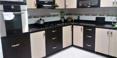 Esta hermosa casa de 2 niveles ubicada a solo 5 minutos del centro de la ciudad está disponible para que seas el nuevo propietario. Consta de: tres (3) alcobas con closet, sala comedor independiente, cocina integral, dos (2) baños, pisos en cerámica y terraza. 

Código inmo: 13080 Manizales, Caldas 
