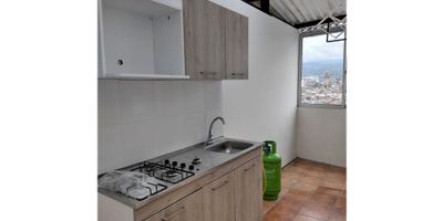 Gran casa con renta ubicada el barrio 20 de Julio a tan solo 10 minutos del centro de la ciudad. La vivienda principal consta de: cuatro (4) alcobas con closet, sala comedor, cocina semi-integral, un (1) baño, pisos en cerámica y patio. 

Renta 1: tres (3) alcobas, sala comedor, cocina sencilla, un (1) baño, pisos en cerámica, patio y mirador.

Renta 2: dos (2) alcobas, sala comedor, cocina sencilla, un (1) baño, pisos en cerámica y patio.

Renta 3: Bodega con cocineta y baño. 

Código inmo: 13119 Manizales, Caldas 
